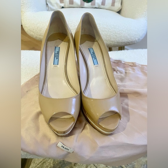 Classic and timeless beige patent leather Prada wedge cork heels - Picture 8 of 13